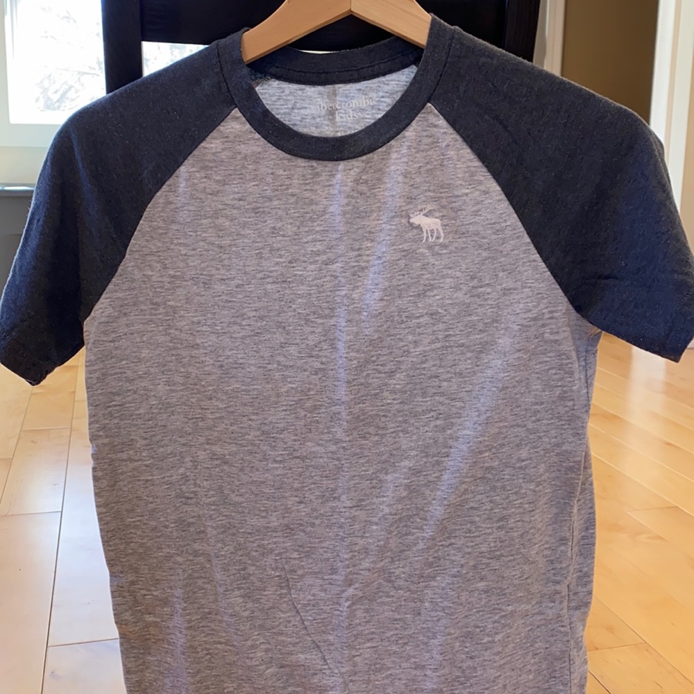 Abercrombie Kids super soft T. Sz 11/12. Gray.